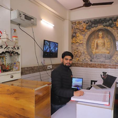Hotel Aditya Residency Near Sector 63 Metro Station Noida Esterno foto