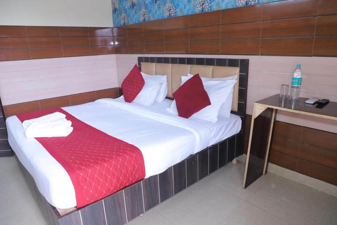 Hotel Aditya Residency Near Sector 63 Metro Station Noida Esterno foto