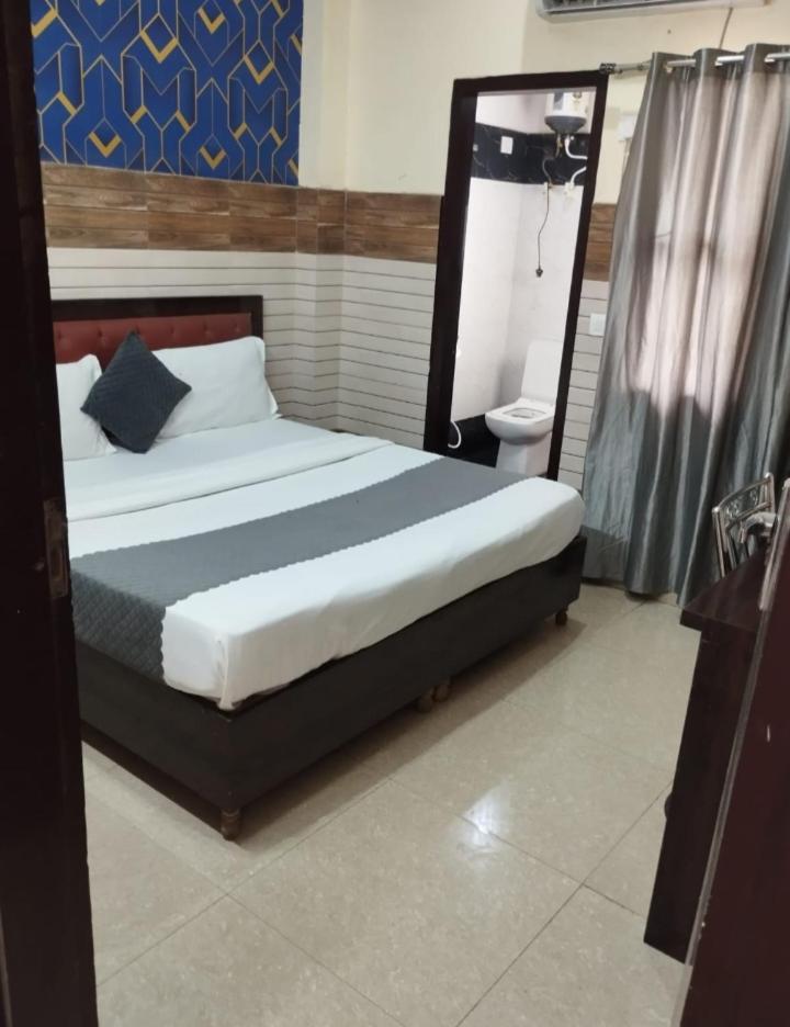 Hotel Aditya Residency Near Sector 63 Metro Station Noida Esterno foto
