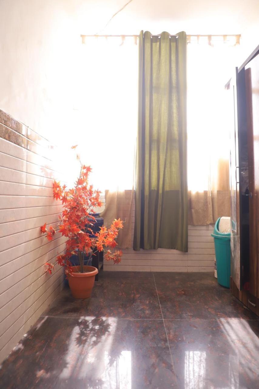 Hotel Aditya Residency Near Sector 63 Metro Station Noida Esterno foto