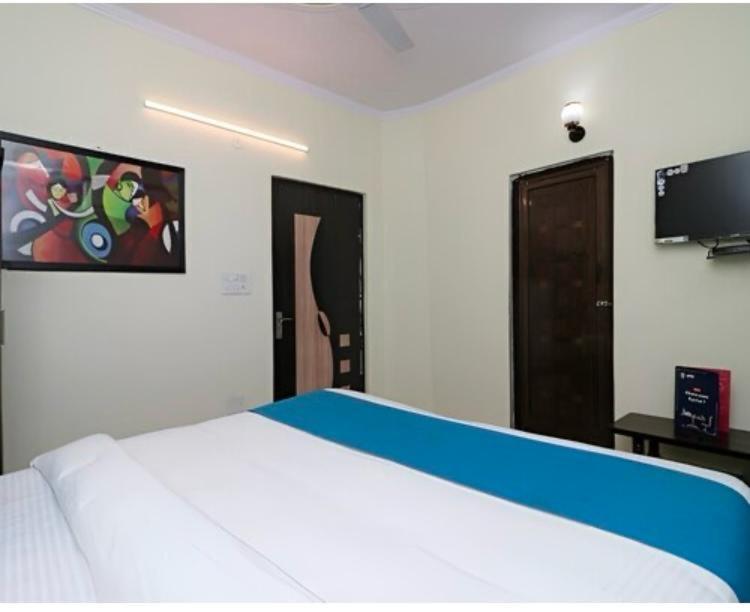Hotel Aditya Residency Near Sector 63 Metro Station Noida Esterno foto