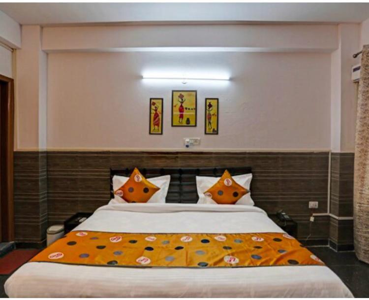 Hotel Aditya Residency Near Sector 63 Metro Station Noida Esterno foto