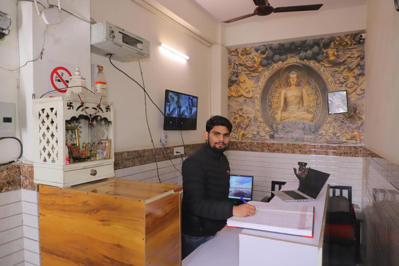Hotel Aditya Residency Near Sector 63 Metro Station Noida Esterno foto